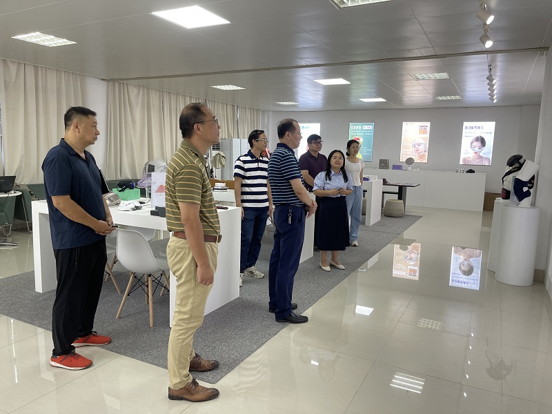 参观石墨烯应用研究成果展厅