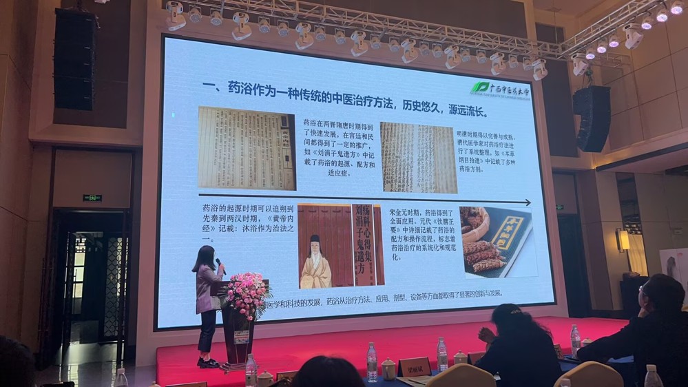 张淼博士做学术汇报