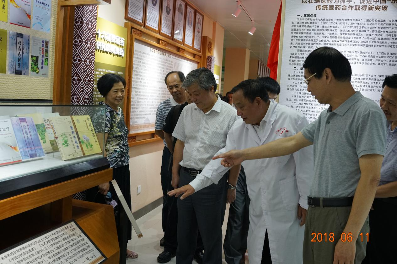 2018年6月庾石山教授（右三）Beat365中国唯一官方网站“八桂学者”壮瑶药重点实验室实地考核