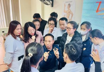 2024年12月，宋宁教授在越南传统医药大学做壮瑶医药特色诊疗技术专题培训